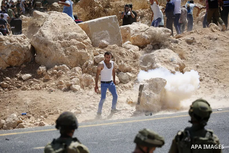 Palestinians take part in a protest against closure of a road by Israeli troops south of the West Bank city of Hebron September 22, 2017. Photo by Wisam Hashlamoun