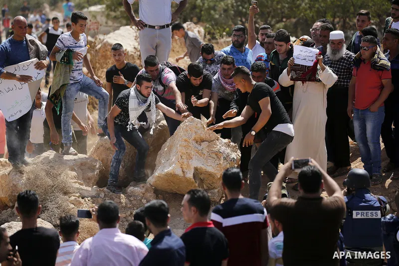 Palestinians take part in a protest against closure of a road by Israeli troops south of the West Bank city of Hebron September 22, 2017. Photo by Wisam Hashlamoun