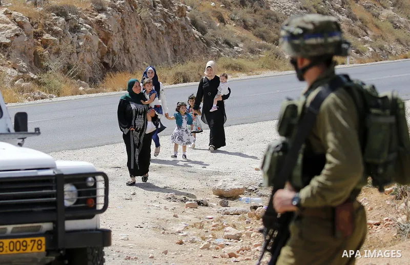 Israeli soldiers take position during a protest by Palestinians against closure of a road south of the West Bank city of Hebron September 22, 2017. Photo by Wisam Hashlamoun