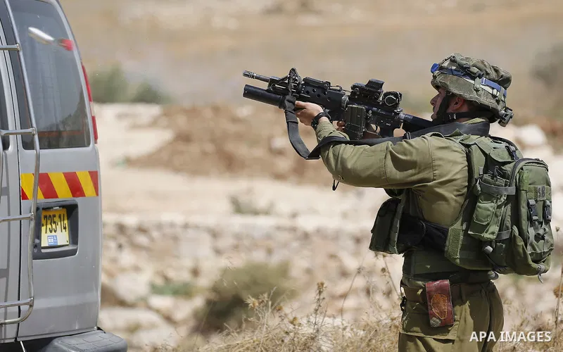 Israeli soldiers take position during a protest by Palestinians against closure of a road south of the West Bank city of Hebron September 22, 2017. Photo by Wisam Hashlamoun