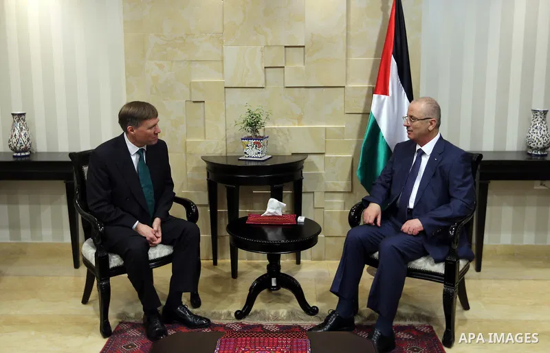 Palestinian Prime Minister, Rami Hamdallah, meets with Newly British Consul General in Jerusalem, Philip Hall, in the West Bank city of Ramallah, on September 24, 2017. Photo by Prime Minister Office