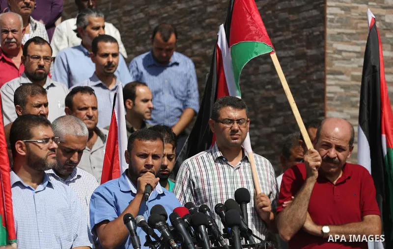 Palestinian journalists take part in a rally to support of the Palestinian reconciliation, in front of the legislative council in Gaza city, on September 26, 2017. Photo by Mohammed Asad