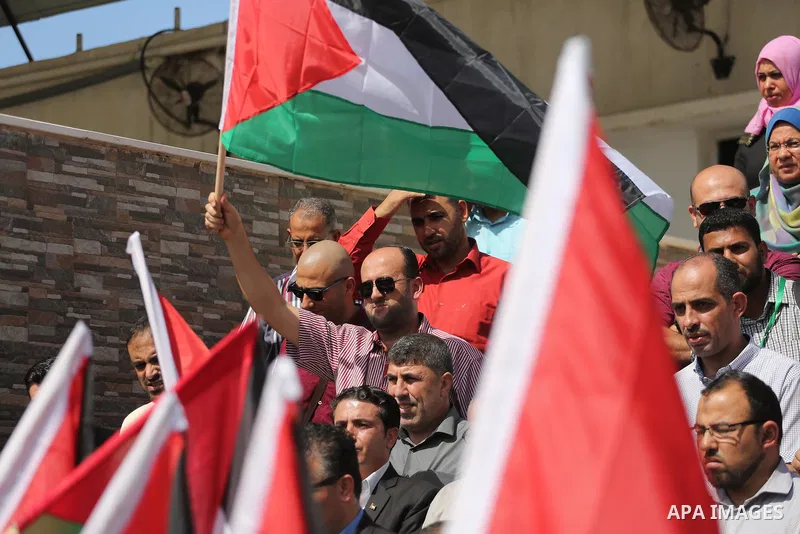 Palestinian journalists take part in a rally to support of the Palestinian reconciliation, in front of the legislative council in Gaza city, on September 26, 2017. Photo by Mohammed Asad