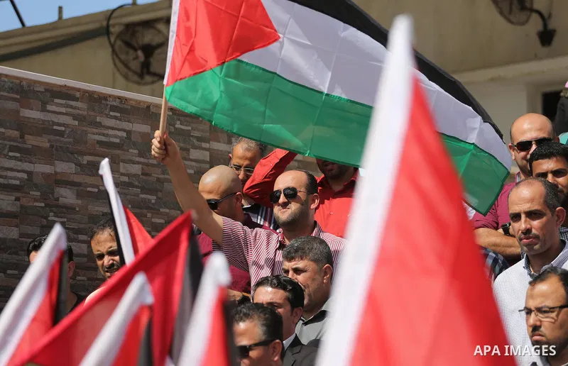 Palestinian journalists take part in a rally to support of the Palestinian reconciliation, in front of the legislative council in Gaza city, on September 26, 2017. Photo by Mohammed Asad