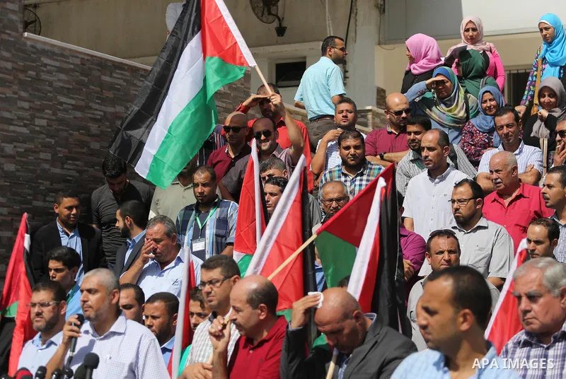 Palestinian journalists take part in a rally to support of the Palestinian reconciliation, in front of the legislative council in Gaza city, on September 26, 2017. Photo by Mohammed Asad