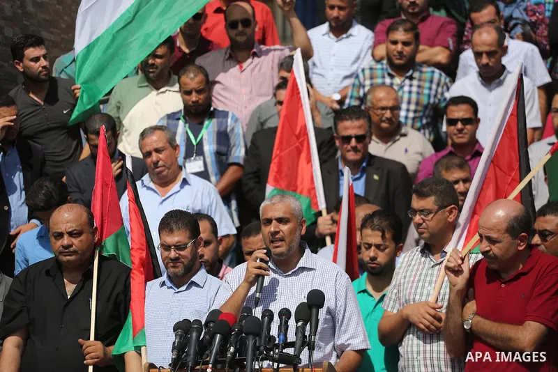 Palestinian journalists take part in a rally to support of the Palestinian reconciliation, in front of the legislative council in Gaza city, on September 26, 2017. Photo by Mohammed Asad