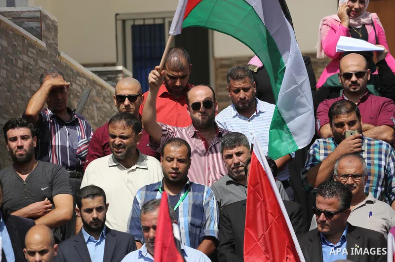 Palestinian journalists take part in a rally to support of the Palestinian reconciliation, in front of the legislative council in Gaza city, on September 26, 2017. Photo by Mohammed Asad