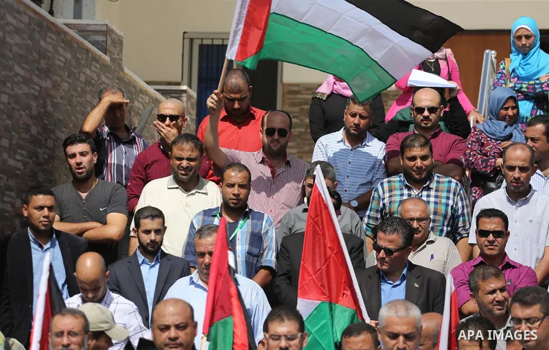Palestinian journalists take part in a rally to support of the Palestinian reconciliation, in front of the legislative council in Gaza city, on September 26, 2017. Photo by Mohammed Asad