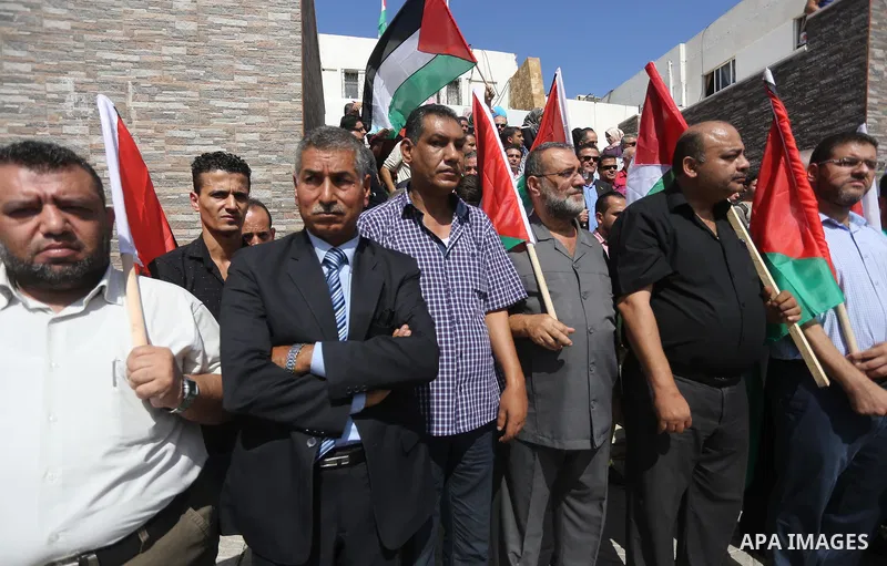 Palestinian journalists take part in a rally to support of the Palestinian reconciliation, in front of the legislative council in Gaza city, on September 26, 2017. Photo by Mohammed Asad