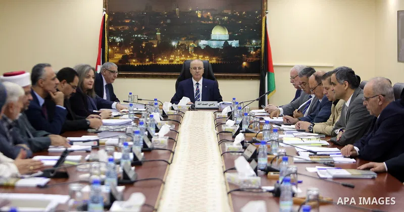 Palestinian Prime Minister, Rami Hamdallah, chairs a meeting of the Council of Ministers, in the West Bank city of Ramallah, on September 26, 217. Photo by Prime Minister Office