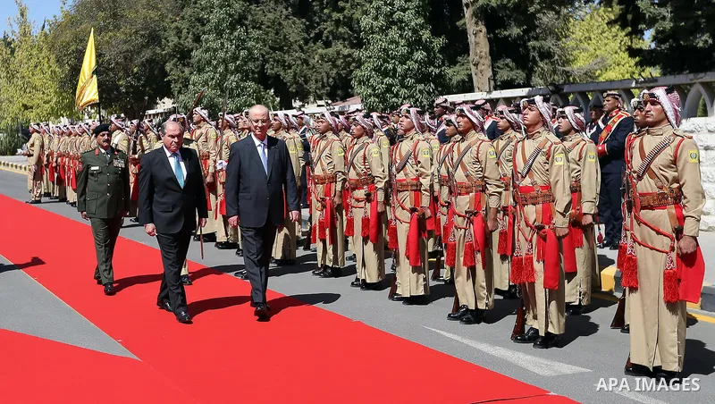 Palestinian Prime Minister Rami Hamdallah and Jordanian Prime Minister Hani al-Mulqi review the honor guard before the meeting of the fifth session of the Joint Jordanian-Palestinian high committee, in the Jordanian capi...