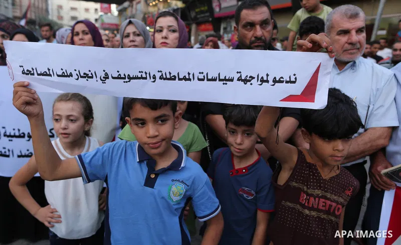 Palestinians take part in a support of the Palestinian reconciliation, in Jabalia refugee camp in the northern Gaza strip on September 27, 2017. Photo by Yasser Qudih