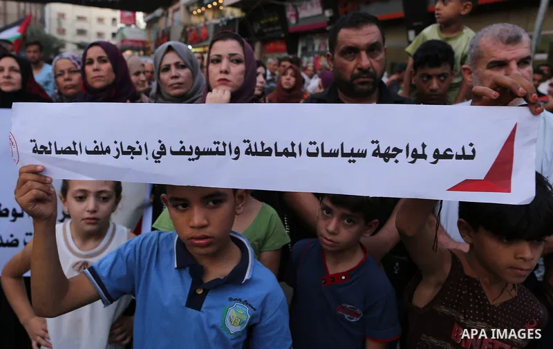 Palestinians take part in a support of the Palestinian reconciliation, in Jabalia refugee camp in the northern Gaza strip on September 27, 2017. Photo by Yasser Qudih