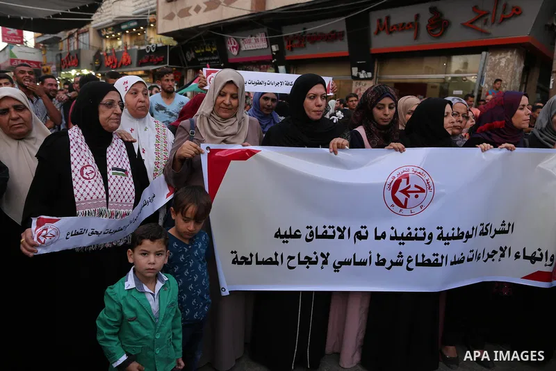 Palestinians take part in a support of the Palestinian reconciliation, in Jabalia refugee camp in the northern Gaza strip on September 27, 2017. Photo by Yasser Qudih