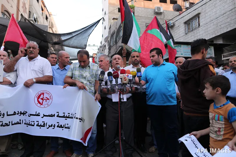 Palestinians take part in a support of the Palestinian reconciliation, in Jabalia refugee camp in the northern Gaza strip on September 27, 2017. Photo by Yasser Qudih