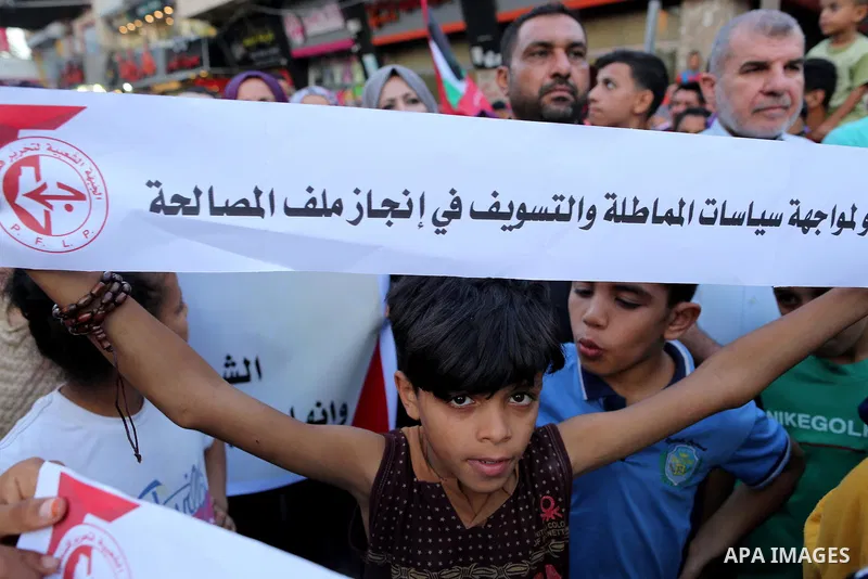 Palestinians take part in a support of the Palestinian reconciliation, in Jabalia refugee camp in the northern Gaza strip on September 27, 2017. Photo by Yasser Qudih
