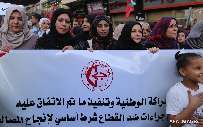 Palestinians take part in a support of the Palestinian reconciliation, in Jabalia refugee camp in the northern Gaza strip on September 27, 2017. Photo by Yasser Qudih