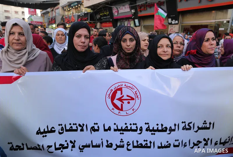 Palestinians take part in a support of the Palestinian reconciliation, in Jabalia refugee camp in the northern Gaza strip on September 27, 2017. Photo by Yasser Qudih