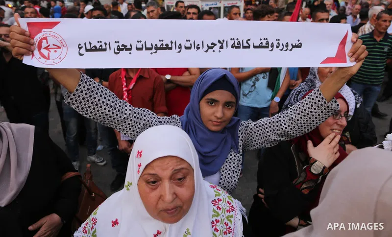 Palestinians take part in a support of the Palestinian reconciliation, in Jabalia refugee camp in the northern Gaza strip on September 27, 2017. Photo by Yasser Qudih