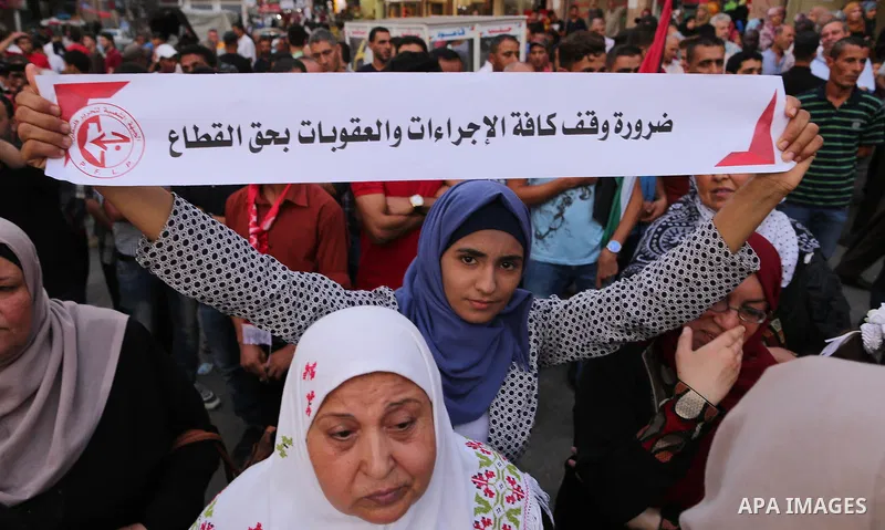 Palestinians take part in a support of the Palestinian reconciliation, in Jabalia refugee camp in the northern Gaza strip on September 27, 2017. Photo by Yasser Qudih