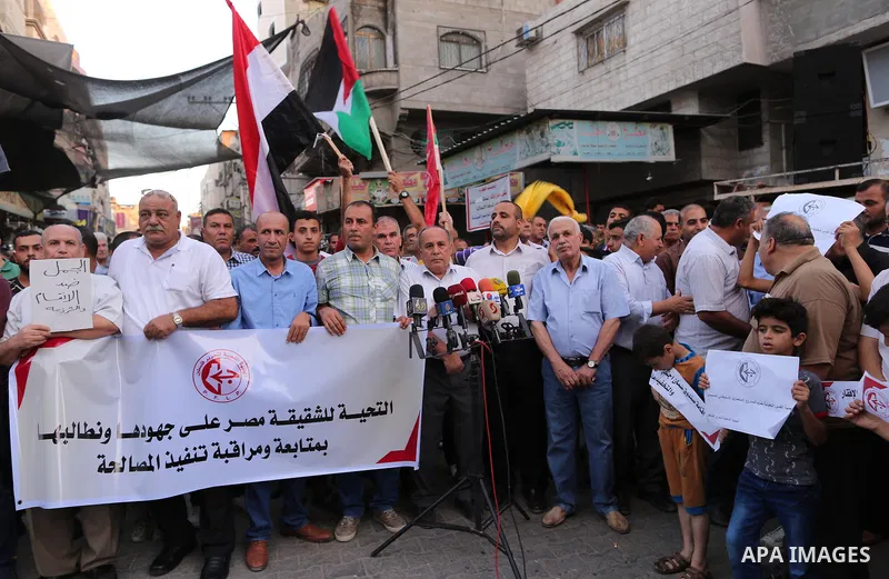 Palestinians take part in a support of the Palestinian reconciliation, in Jabalia refugee camp in the northern Gaza strip on September 27, 2017. Photo by Yasser Qudih