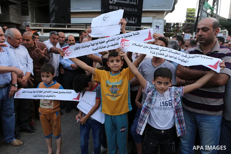 Palestinians take part in a support of the Palestinian reconciliation, in Jabalia refugee camp in the northern Gaza strip on September 27, 2017. Photo by Yasser Qudih