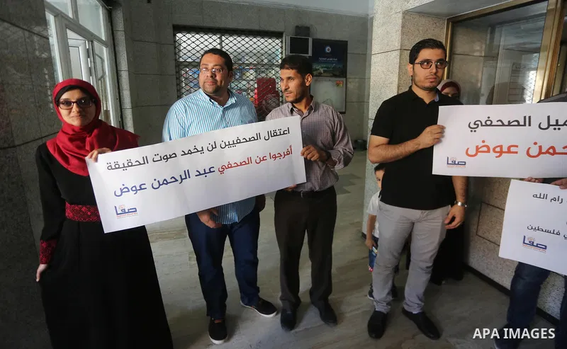 Palestinian Journalists take part in a protest against the arrest of journalists in the West Bank, in Gaza city, on September 28, 2017. Photo by Mohammed Asad