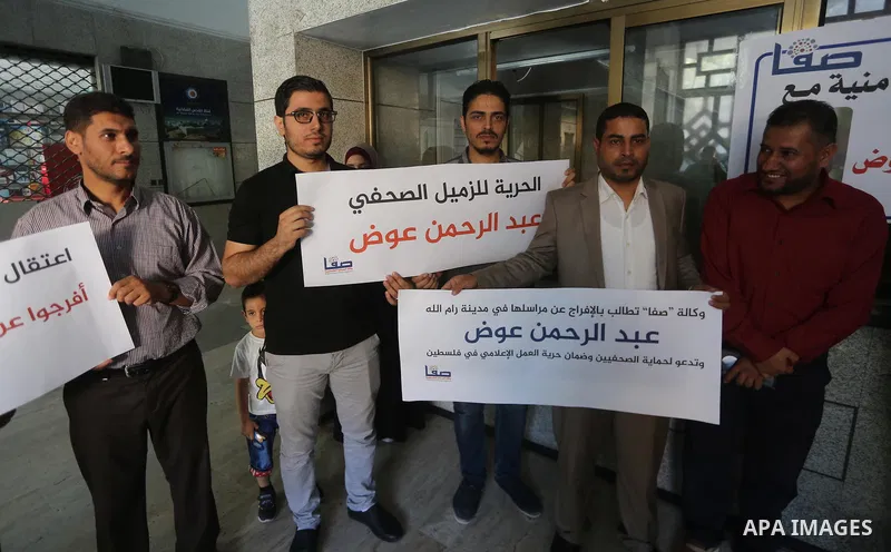 Palestinian Journalists take part in a protest against the arrest of journalists in the West Bank, in Gaza city, on September 28, 2017. Photo by Mohammed Asad
