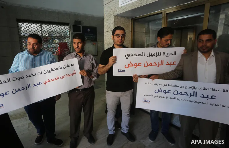Palestinian Journalists take part in a protest against the arrest of journalists in the West Bank, in Gaza city, on September 28, 2017. Photo by Mohammed Asad