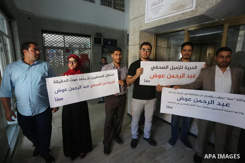 Palestinian Journalists take part in a protest against the arrest of journalists in the West Bank, in Gaza city, on September 28, 2017. Photo by Mohammed Asad
