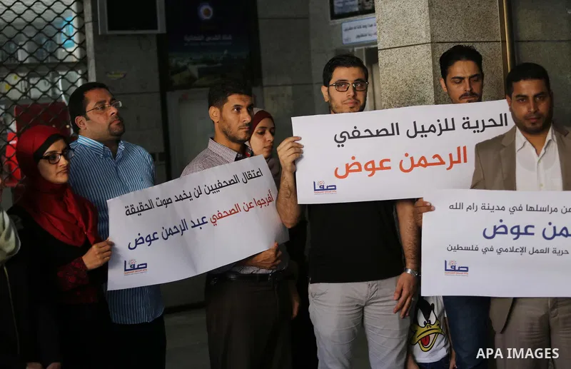 Palestinian Journalists take part in a protest against the arrest of journalists in the West Bank, in Gaza city, on September 28, 2017. Photo by Mohammed Asad