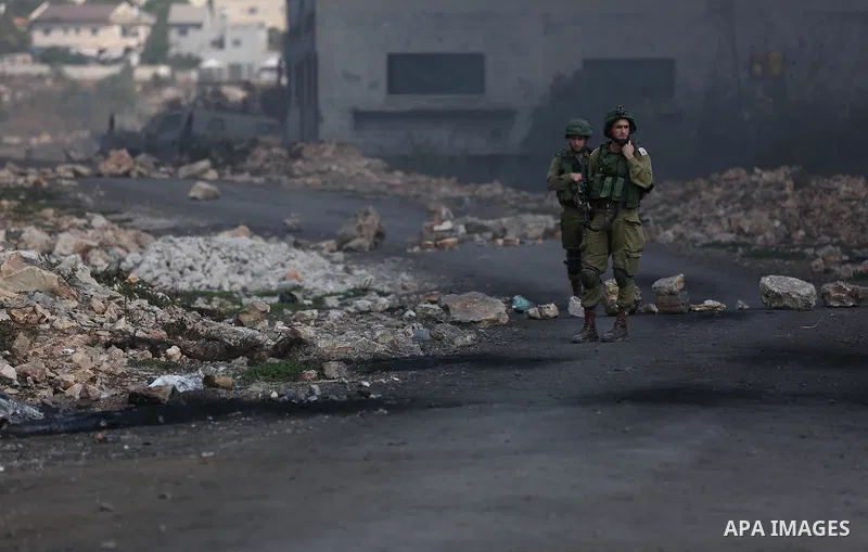 Israeli troops take postion during clashes with Palestinian protesters near the Jewish settlement of Qadomem, in the West Bank village of Kofr Qadom near Nablus September 29, 2017. Photo by Ayman Ameen