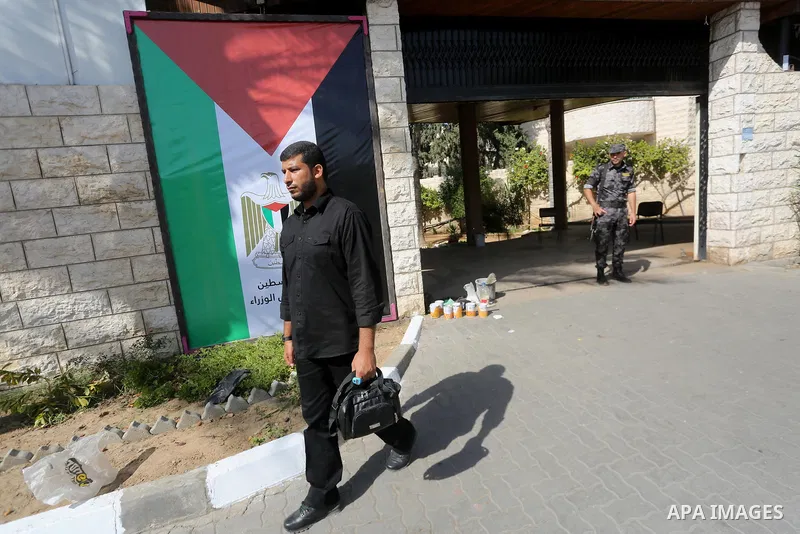 A member of the Palestinian security forces in Gaza strip, stands guard outside the Palestinian cabinet headquarters in Gaza City on October 1, 2017. Photo by Mohammed Asad