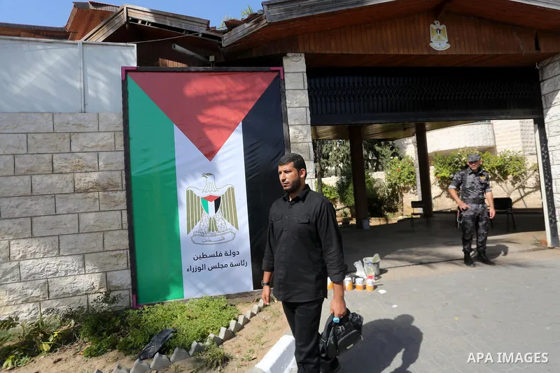 A member of the Palestinian security forces in Gaza strip, stands guard outside the Palestinian cabinet headquarters in Gaza City on October 1, 2017. Photo by Mohammed Asad