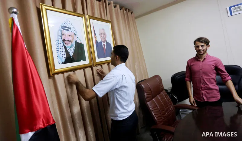 Palestinian officials work inside the Palestinian cabinet headquarters in Gaza City on October 1, 2017. Photo by Mohammed Asad