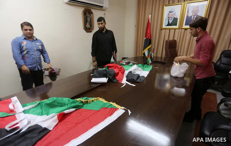 Palestinian officials work inside the Palestinian cabinet headquarters in Gaza City on October 1, 2017. Photo by Mohammed Asad