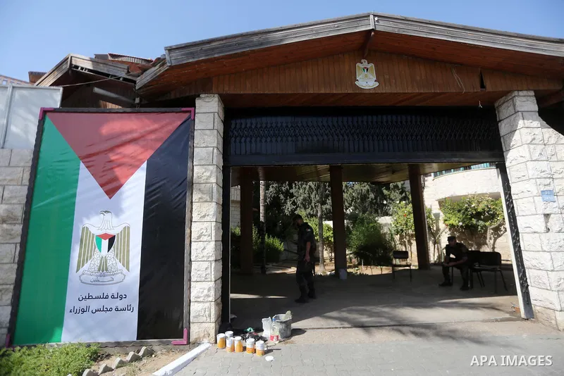 Members of the Palestinian security forces in Gaza strip, stand guard outside the Palestinian cabinet headquarters in Gaza City on October 1, 2017. Photo by Mohammed Asad