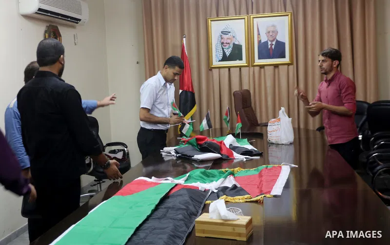 Palestinian officials work inside the Palestinian cabinet headquarters in Gaza City on October 1, 2017. Photo by Mohammed Asad
