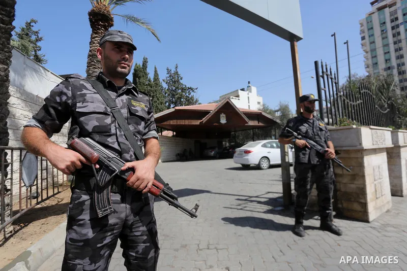 Members of the Palestinian security forces in Gaza strip, stand guard outside the Palestinian cabinet headquarters in Gaza City on October 1, 2017. Photo by Mohammed Asad