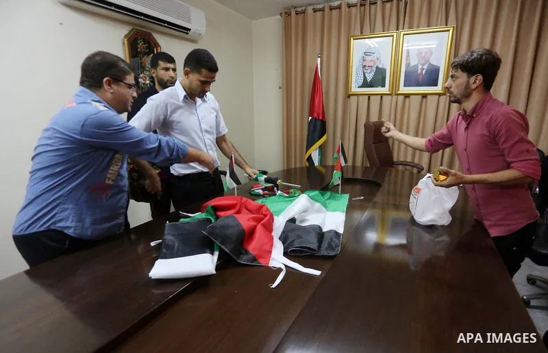 Palestinian officials work inside the Palestinian cabinet headquarters in Gaza City on October 1, 2017. Photo by Mohammed Asad