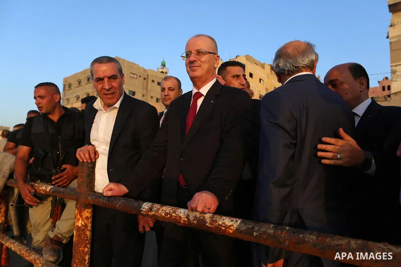Palestinian prime minister Rami Hamdallah visits the sea of Gaza city in Gaza City October 2, 2017. Palestinian prime minister Rami Hamdallah arrived in Gaza for his first visit in two years, saying the Palestinian Autho...