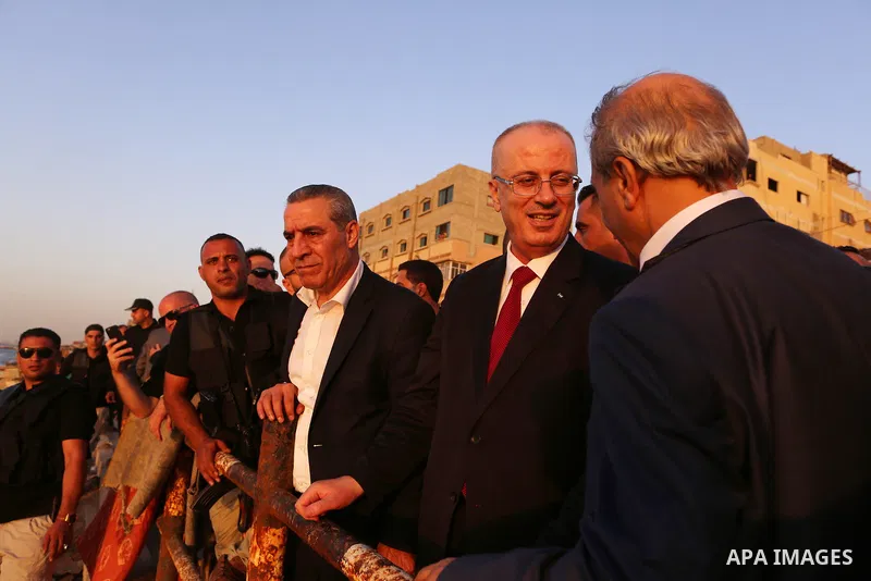 Palestinian prime minister Rami Hamdallah visits the sea of Gaza city in Gaza City October 2, 2017. Palestinian prime minister Rami Hamdallah arrived in Gaza for his first visit in two years, saying the Palestinian Autho...