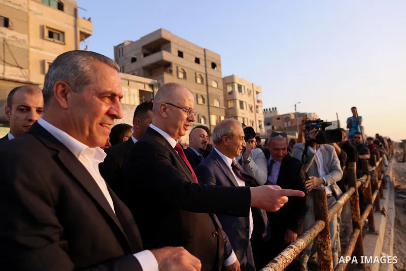 Palestinian prime minister Rami Hamdallah visits the sea of Gaza city in Gaza City October 2, 2017. Palestinian prime minister Rami Hamdallah arrived in Gaza for his first visit in two years, saying the Palestinian Autho...