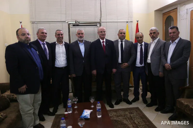 Hamas' overall leader Ismail Haniya, Palestinian prime minister Rami Hamdallah, Hamas's leader in the Gaza Strip Yahya Sinwar and Palestinian officials pose for a photo following a meeting in Gaza City October 2, 2017. P...