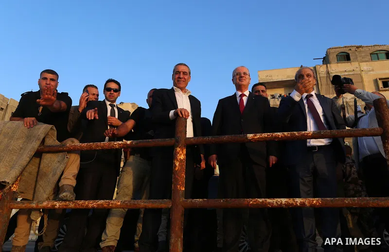 Palestinian prime minister Rami Hamdallah visits the sea of Gaza city in Gaza City October 2, 2017. Palestinian prime minister Rami Hamdallah arrived in Gaza for his first visit in two years, saying the Palestinian Autho...