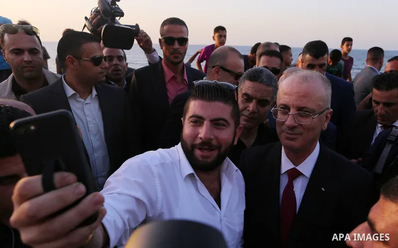 Palestinian prime minister Rami Hamdallah visits the sea of Gaza city in Gaza City October 2, 2017. Palestinian prime minister Rami Hamdallah arrived in Gaza for his first visit in two years, saying the Palestinian Autho...