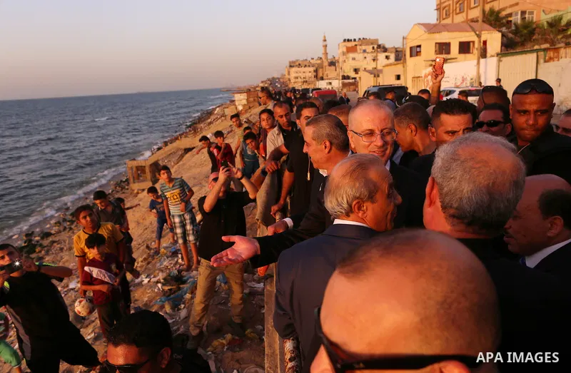 Palestinian prime minister Rami Hamdallah visits the sea of Gaza city in Gaza City October 2, 2017. Palestinian prime minister Rami Hamdallah arrived in Gaza for his first visit in two years, saying the Palestinian Autho...