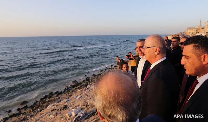 Palestinian prime minister Rami Hamdallah visits the sea of Gaza city in Gaza City October 2, 2017. Palestinian prime minister Rami Hamdallah arrived in Gaza for his first visit in two years, saying the Palestinian Autho...