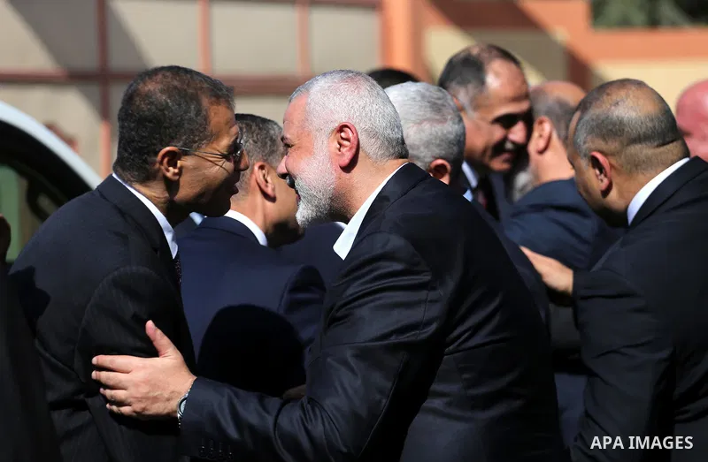 Palestinian Hamas Chief Ismail Haniyeh welcomes to Egyptian intelligence delegation before a meeting with Egyptian intelligence Minister Khaled Fawzi in Gaza City October 3, 2017. Photo by Mohammed Asad