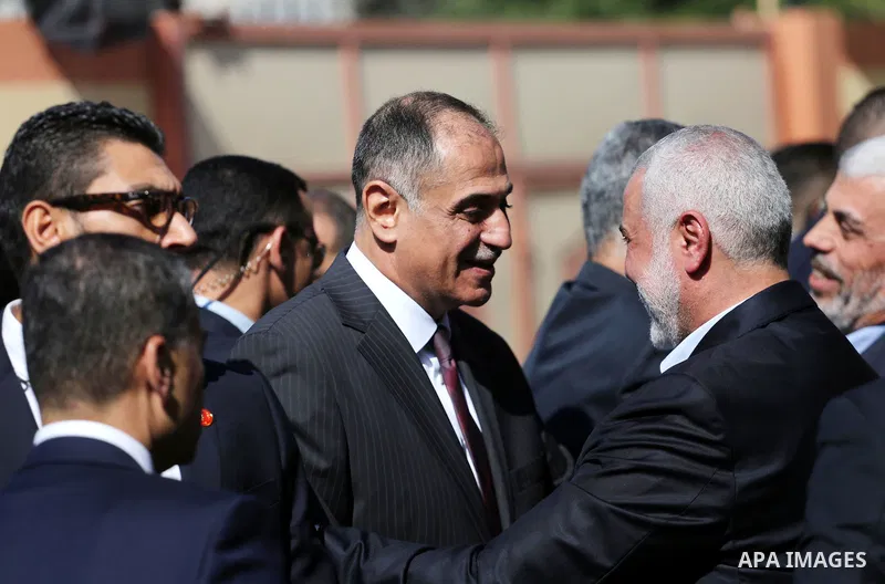 Palestinian Hamas Chief Ismail Haniyeh welcomes to Egyptian intelligence delegation before a meeting with Egyptian intelligence Minister Khaled Fawzi in Gaza City October 3, 2017. Photo by Mohammed Asad